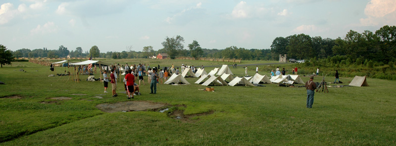 Vista general del campamento del grupo que recrea al 24th de Masachusets junto al monumento de Meade.