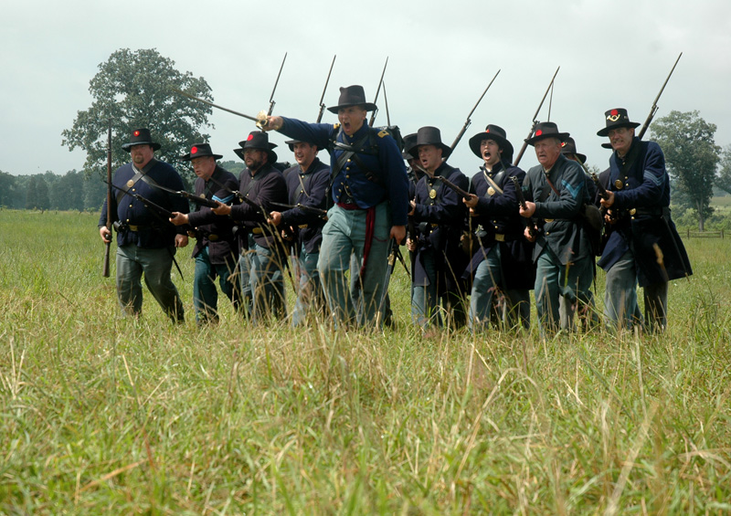 Un grupo de voluntarios recrean una carga del 24th de Masachusets en los campos de Gettysburg.