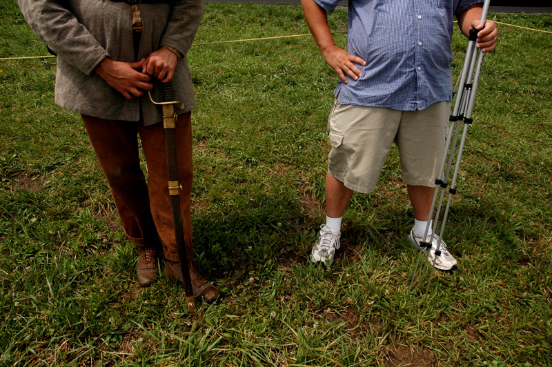 Un voluntario que recrea al 1st de Texas con su sable junto a mi guia en Gettysburg, Carl Whitehill que sostiene el tripode de su cámara de video.