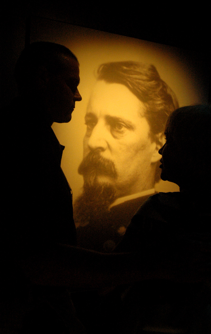 Dos visitantes conversan en el Museo de Gettysburg ante la foto del M.G. de la Unión Winfield S. Hancock.